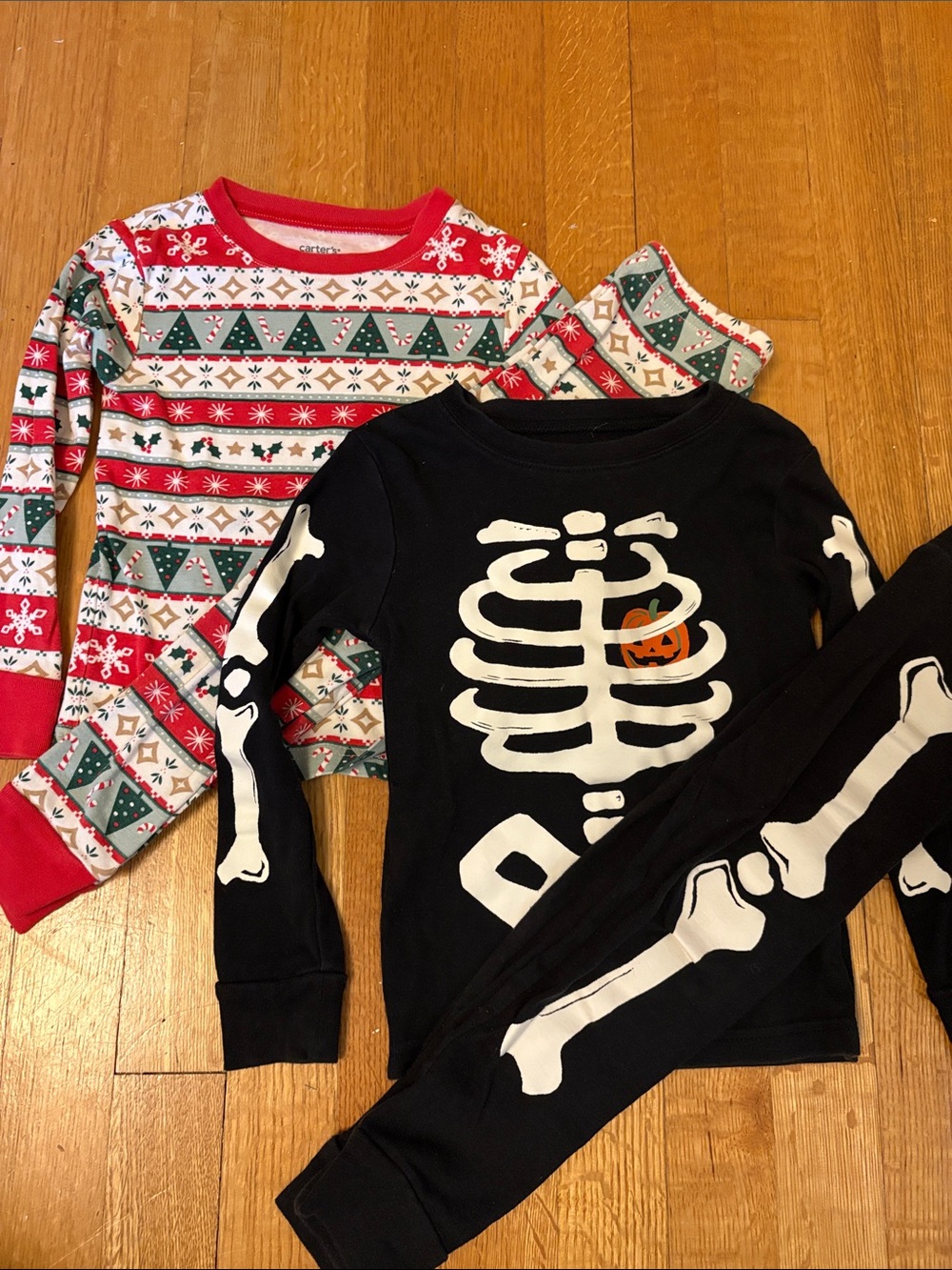 4T Carter’s Skeleton Pajama Set & holiday Pajama Set